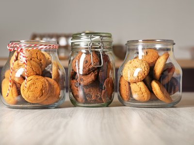 verschiedene Kekse in drei verschiedenen Gläsern